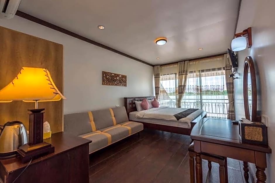 Riverside Chiangkhan