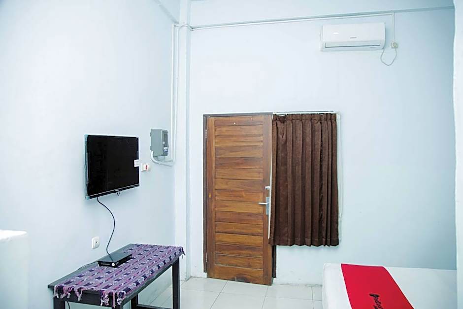 RedDoorz at Hening Homestay