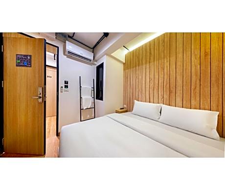 Deluxe King Room with Shared Bathroom