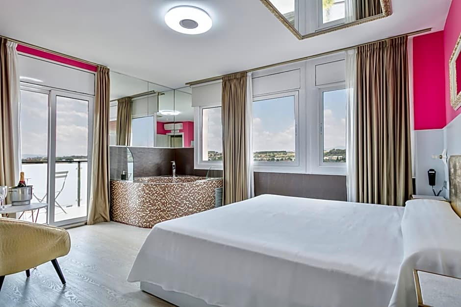 Hotel H