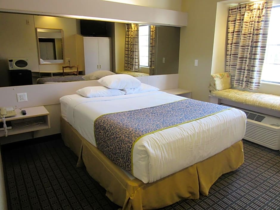 Travelodge by Wyndham Arlington/Dallas Area