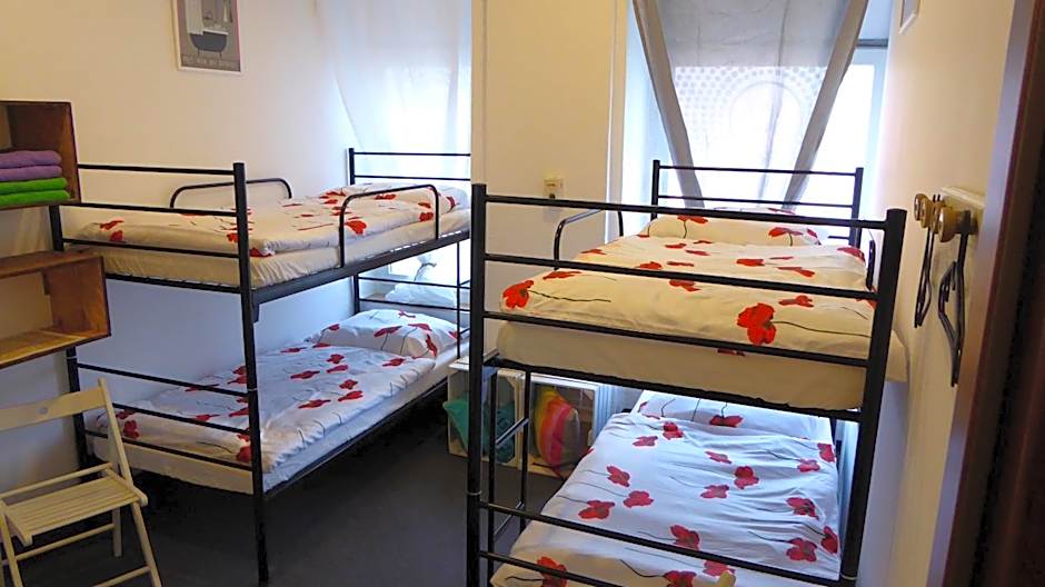 FlyFly Hostel , darmowy parking , rezerwuj przez urządzenia mobilne -10 procent