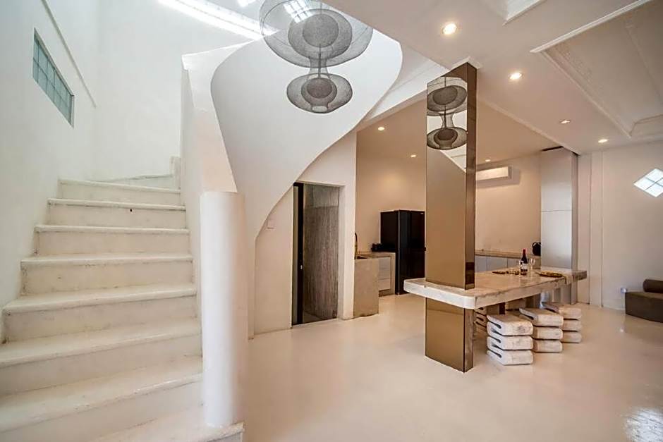 Canggu Modern Mansion - 5 mins to Finns Beach Club