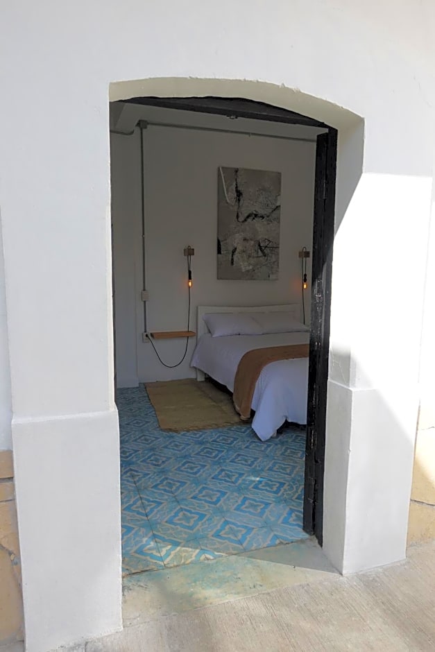 La Tozi Hotel