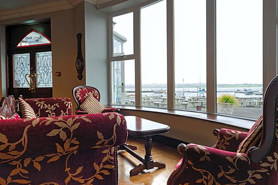 Lakeside Manor Hotel