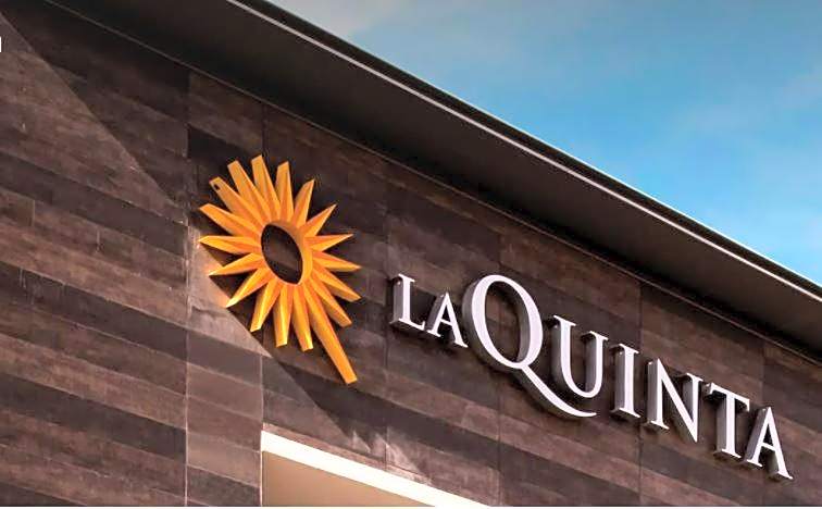 La Quinta Inn & Suites by Wyndham Tulsa Downtown - Route 66