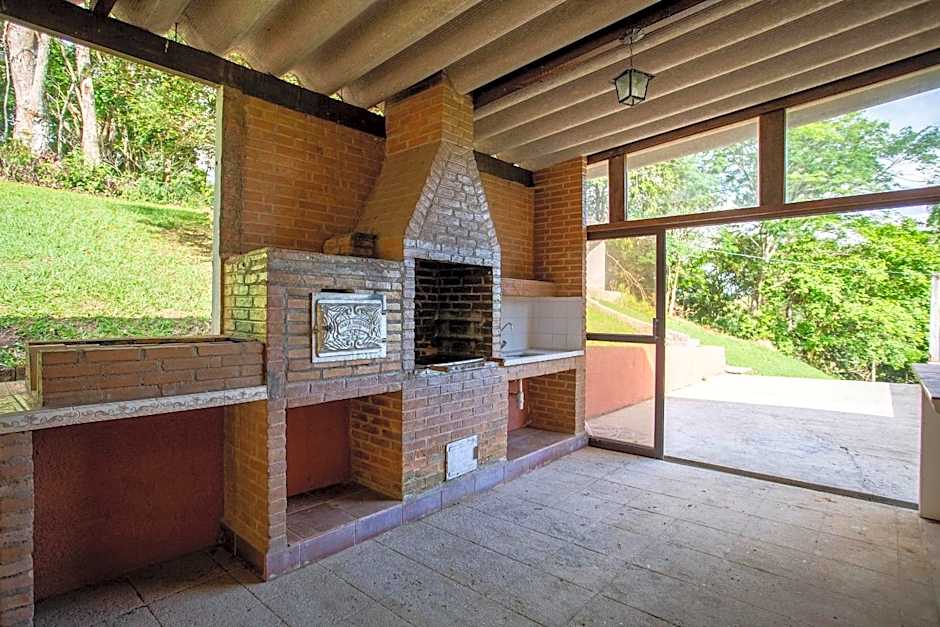 Sítio com piscina, área arborizada e lazer