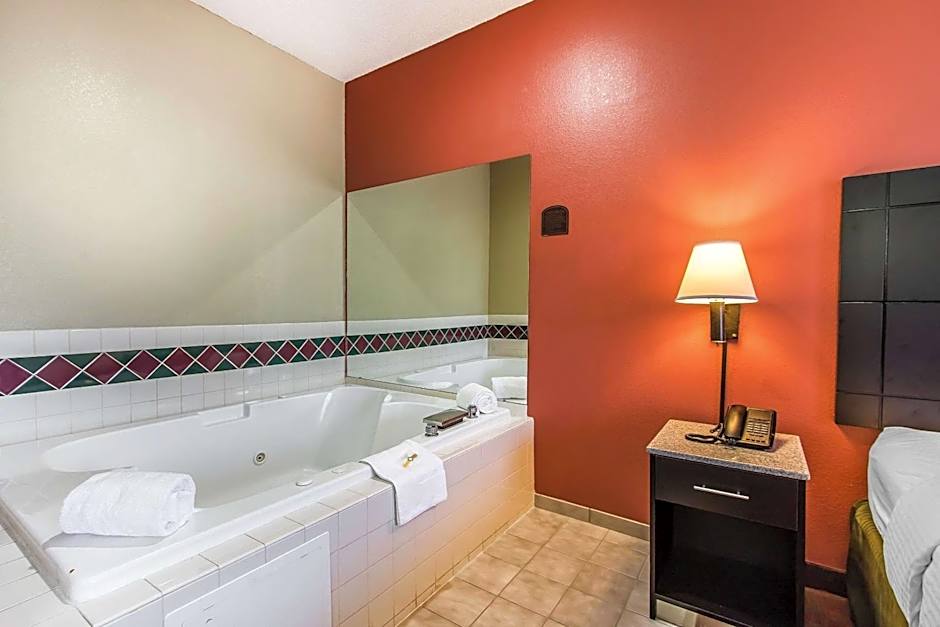 Quality Inn & Suites La Vergne