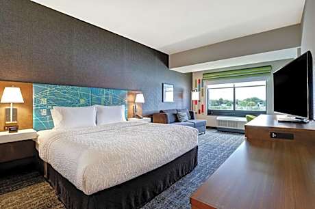 King Room with Roll-in Shower - Mobility Accessible/Non-Smoking