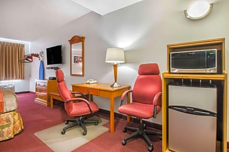 2 Queen Beds, Suite, Nonsmoking