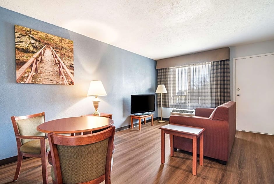 Quality Inn - On The Lake Clarksville-Boydton