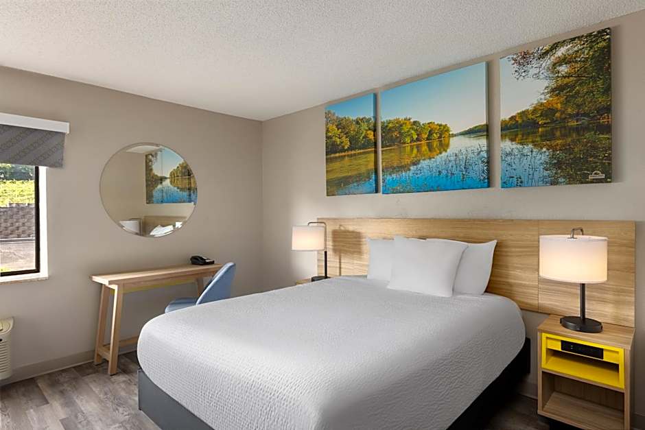 Days Inn and Suites by Wyndham Kansas City South