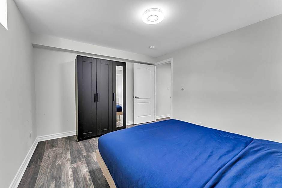 Oshawa Family Haven - Luxury 7BR Villa with Cozy Fireplaces & Hot Tub