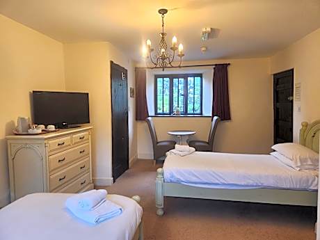 Twin Room with Private Bathroom