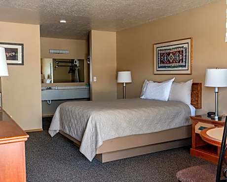 Queen Room - Non-Smoking