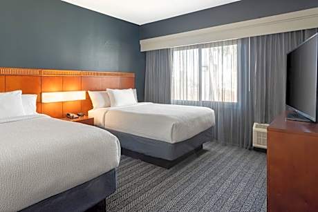 Double Suite with Sofa Bed and Courtyard View - Hearing Accessible