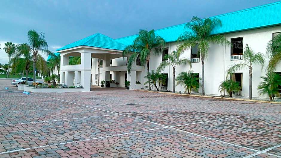 Days Inn & Suites by Wyndham Lake Okeechobee