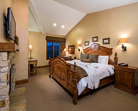 2 Bedroom Penthouse Suite, Mountain &amp; Golf view, Fireplace