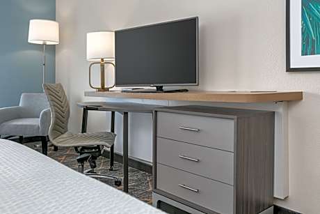 2 Queen Standard Communications Accessible