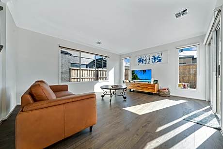 Charming Cozy Stylish Unique Retreat, Steps from Alira Village Mall, Park