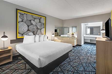 1 King Bed Deluxe Room Jetted Tub Non-Smoking