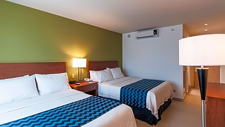 Standard Queen Room with Two Queen Beds and Sea View