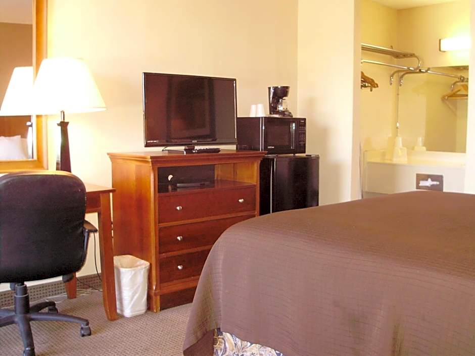 Trade Winds Central Inn