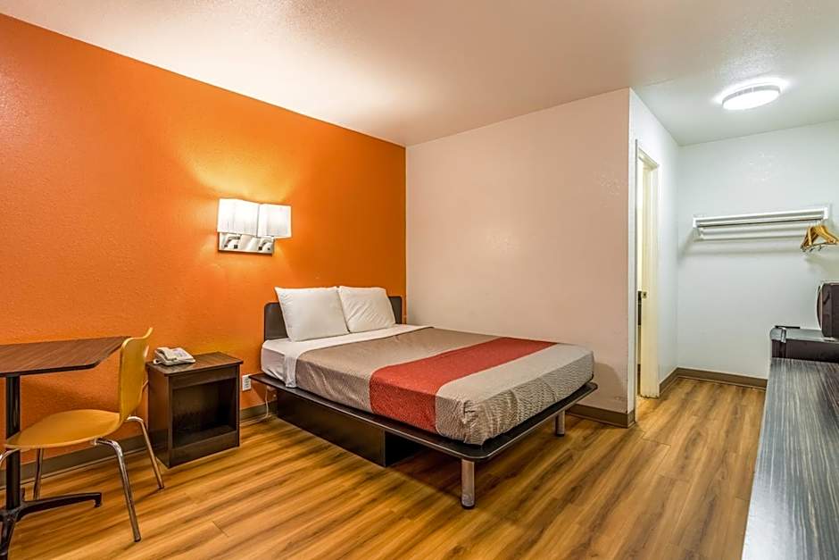 Motel 6-Lumberton, NC