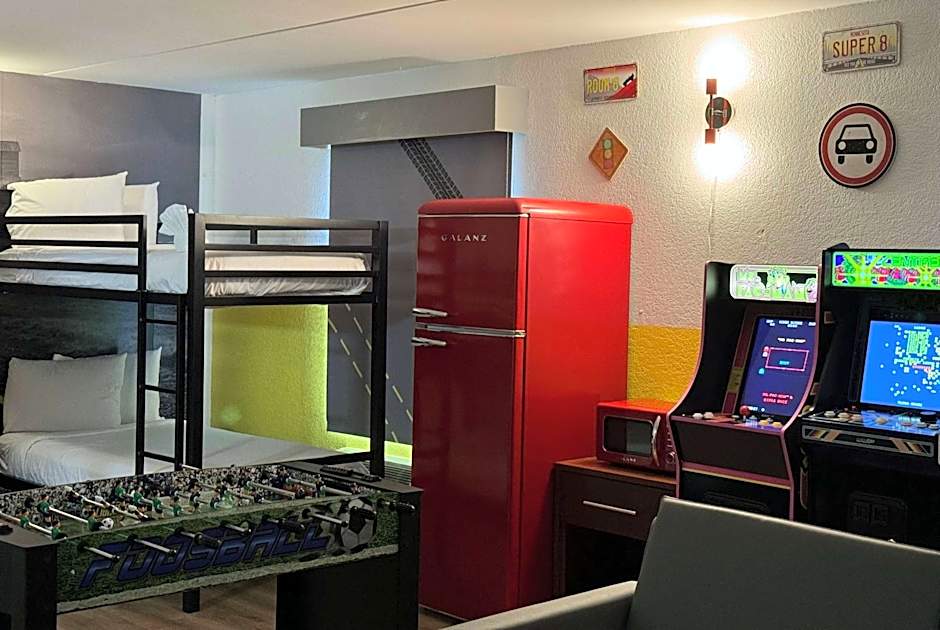 Super 8 by Wyndham Bloomington/Airport