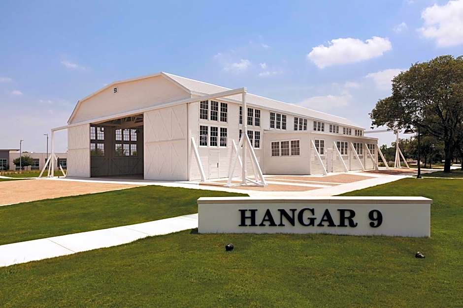 Embassy Suites By Hilton San Antonio Brooks Hotel - Spa