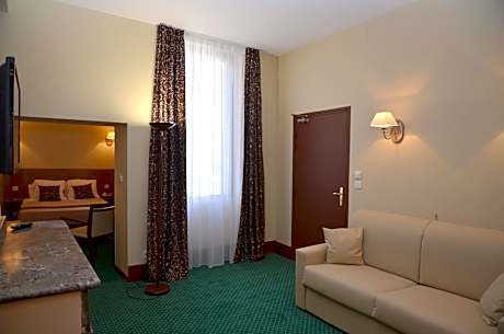 Suite with 1 Double 1 Single, Non-Smoking, Family Room