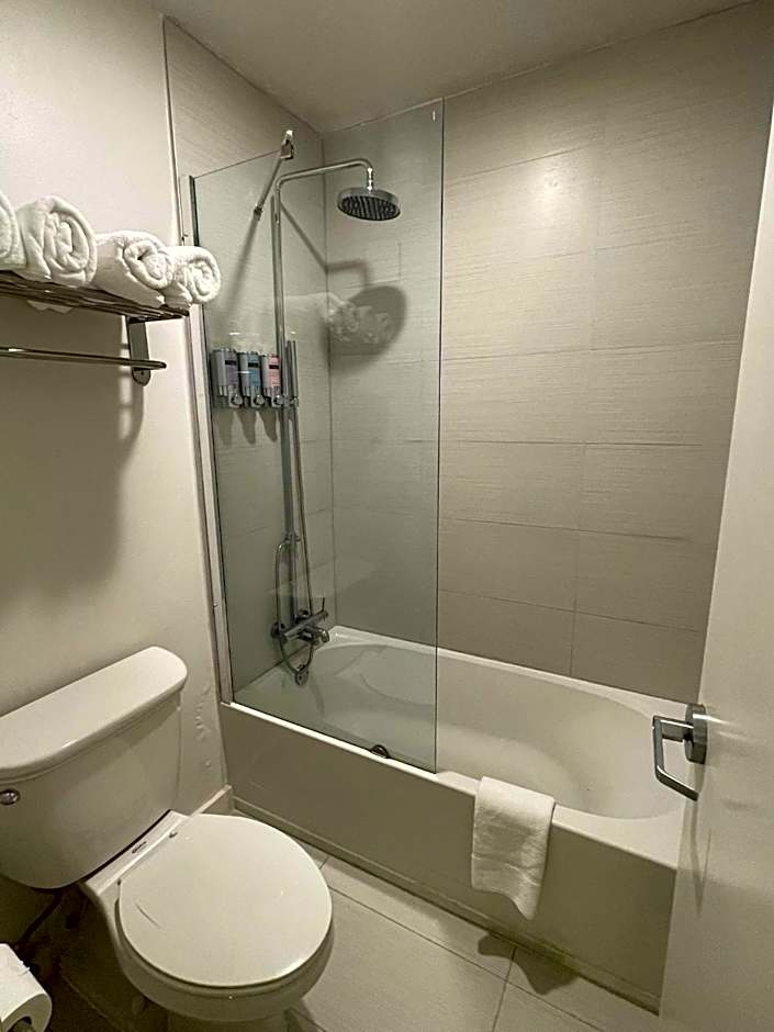 Newly Room in cozy hotel with Super location to the Parks