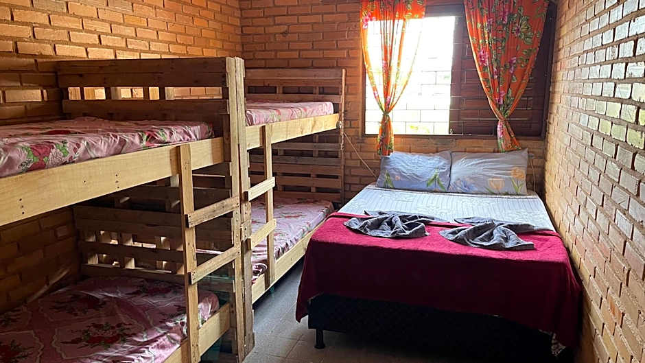 Pousada São Jorge 1 MIN A PÉ DA PRAIA Casa de família, simples e aconchegante, Na Av principal da praia café disponível até 12hs cozinha completa e churrasqueira disponível para uso ar cond das 20hs as 8 30