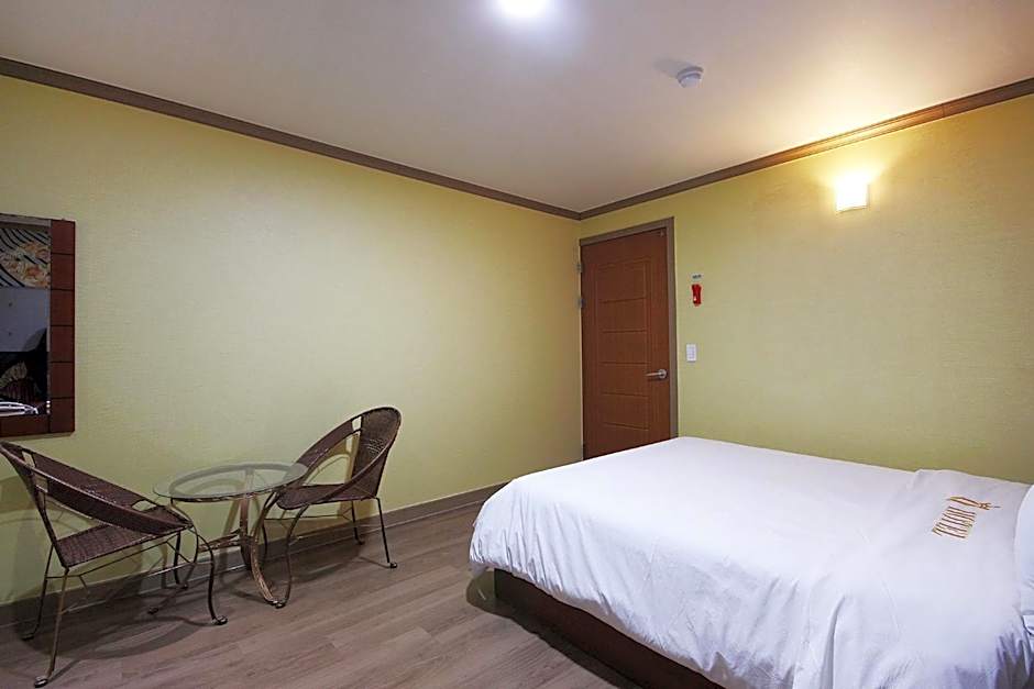 Happy Q Motel