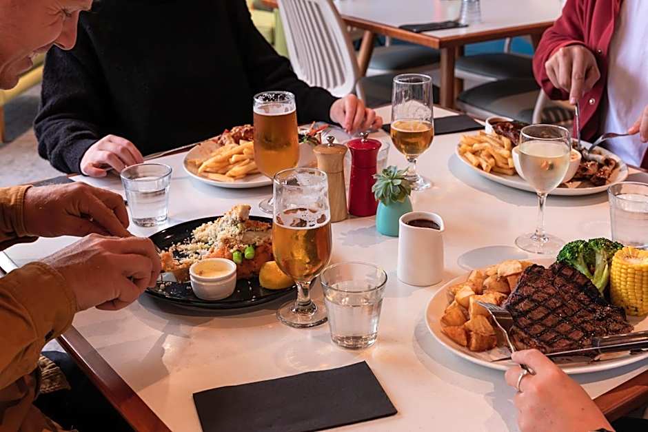 Riverfront Motel & Villas