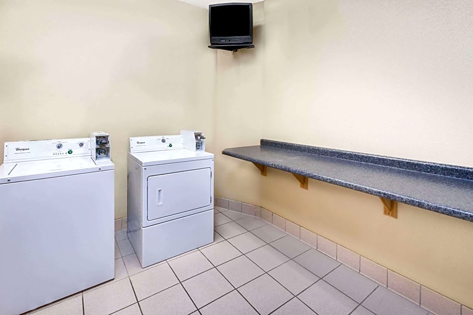 Days Inn & Suites by Wyndham Kalamazoo – Kalamazoo, MI
