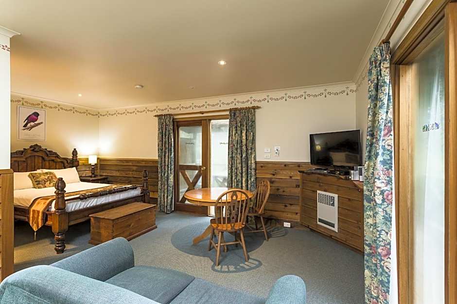 Photo 1 of 12 of Deluxe Suite, Jetted Tub