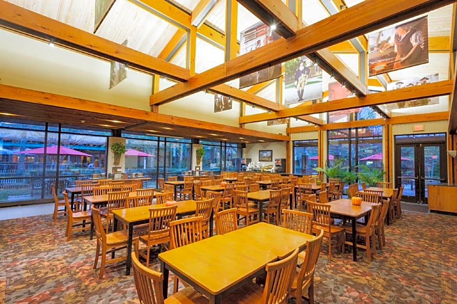 Williamsburg Woodlands Hotel & Suites, an official Colonial Williamsburg Hotel