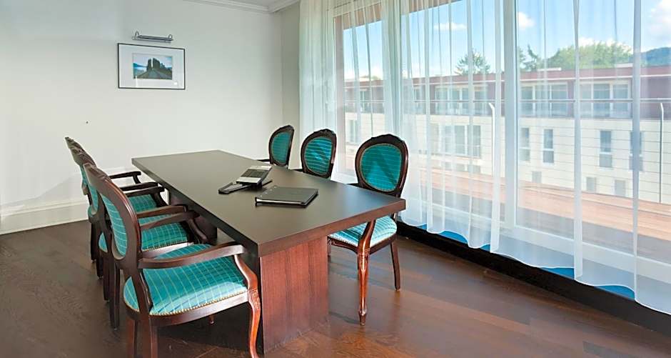 Lake's - My Lake Hotel