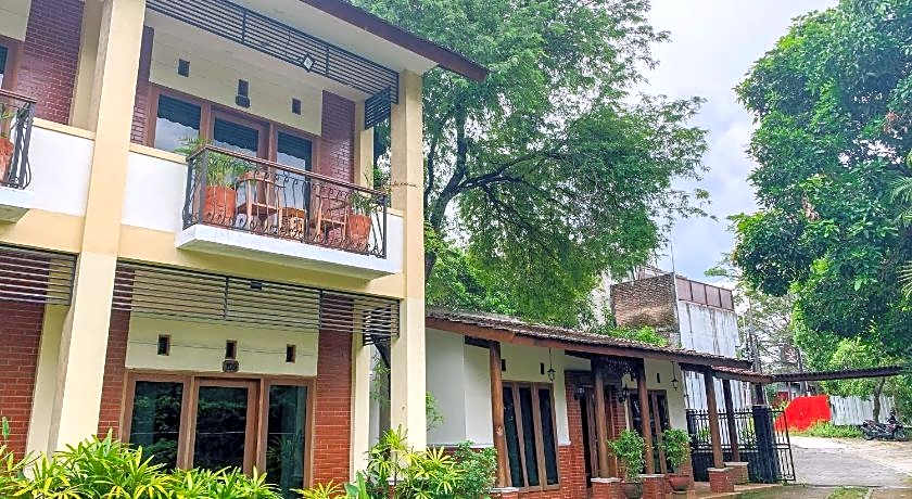 OYO 261 Sasono Putro Guest House