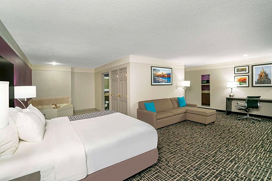 La Quinta Inn & Suites by Wyndham Albany Airport