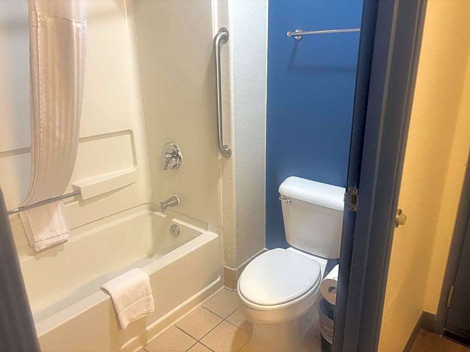 Spark by Hilton Lakewood Denver Southwest