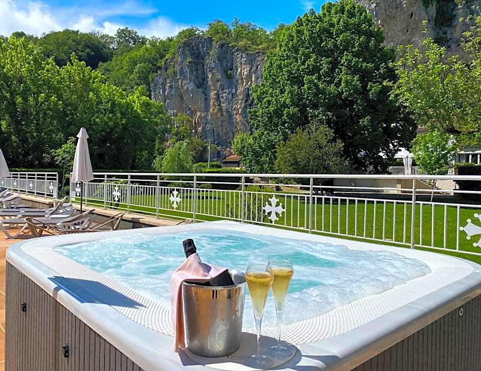 Logis Hôtels - Hôtel Restaurant Domaine Les Falaises