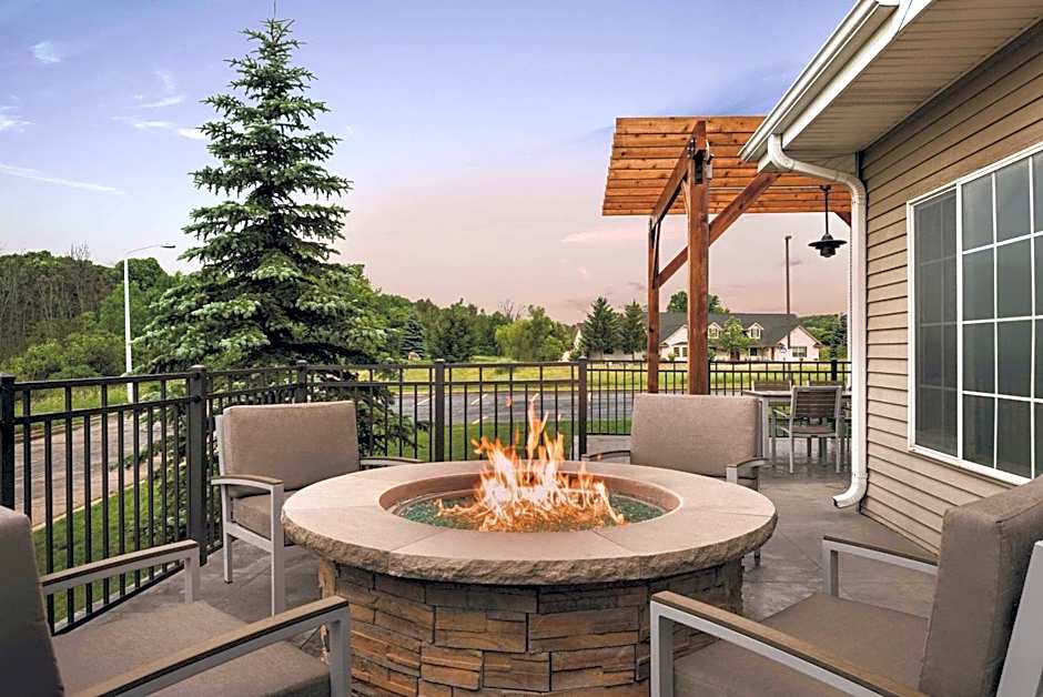 Country Inn & Suites by Radisson, West Bend, WI