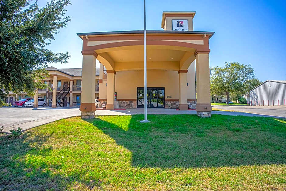 Moulton Inn & Suites By OYO