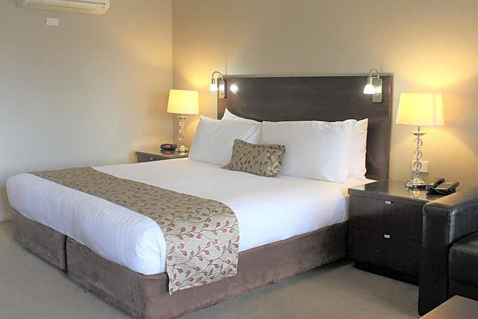 Carlyle Suites & Apartments