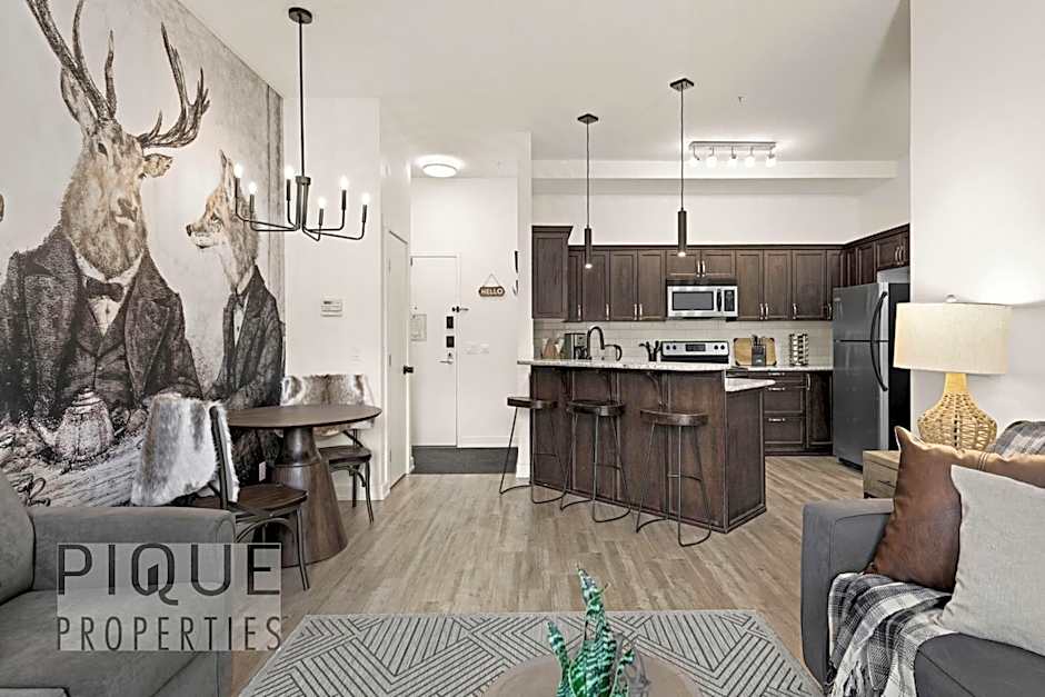 Mountain Haven Retreat, Pool & Hot Tub, UG Parking, Fitness Centre, WiFi!