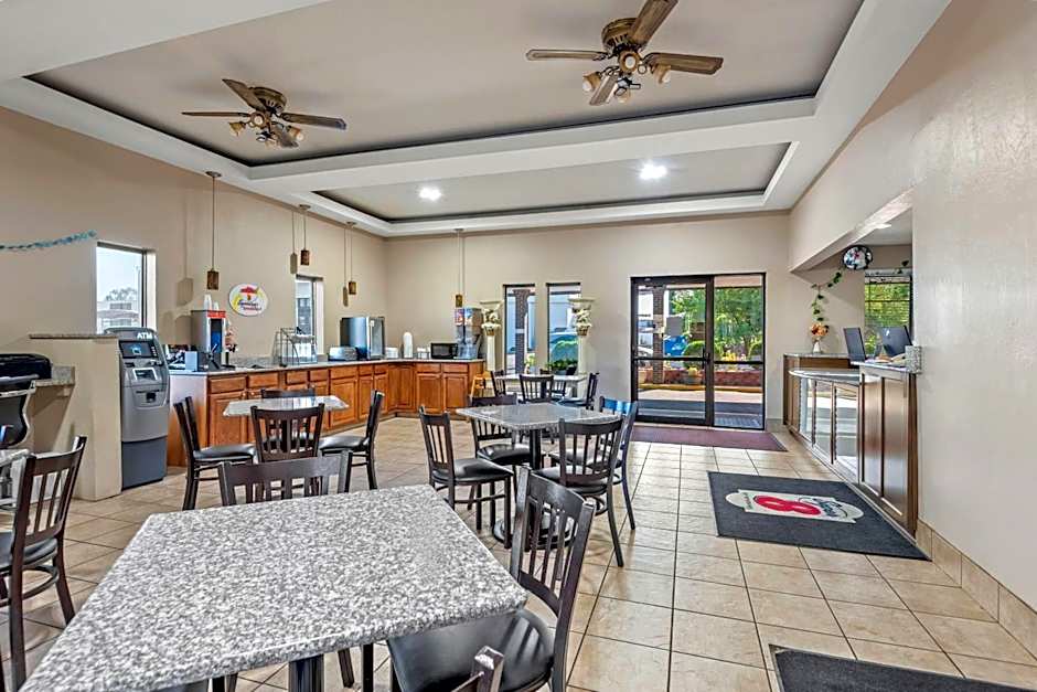 Super 8 by Wyndham Terre Haute