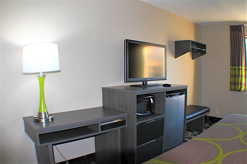 Super 8 by Wyndham Greensboro/Coliseum/Conv.