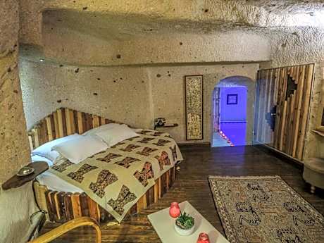 Honeymoon Royal Cave & Pool Suite Room